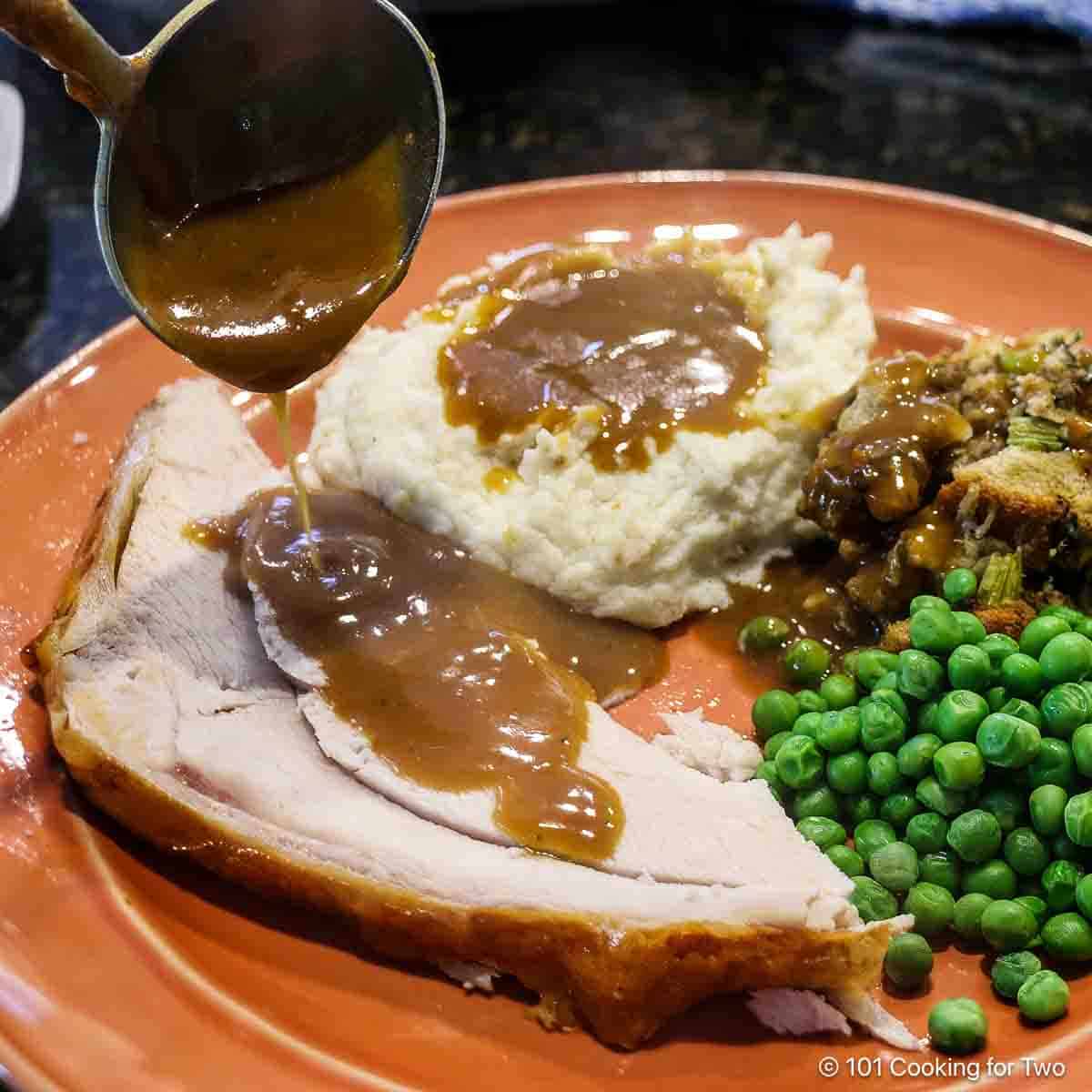 Easy Roasted Turkey Breast: Moist, Flavorful, & Beginner-Friendly